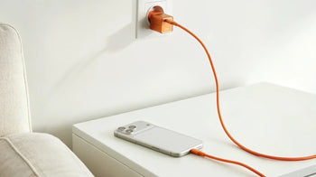 UGREEN Nexode Air USB-C Oplader van 65 W naast een laptop voor opladen via USB-C Power Delivery.