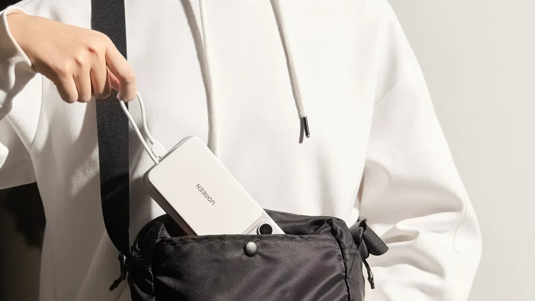 iPhone wordt onderweg opgeladen met een compacte magnetische powerbank.